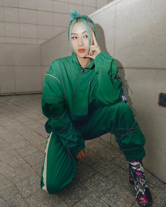 Quỳnh Anh Shyn cũng thể hiện sự “chịu chơi" khi diện cả bộ tracksuit xanh lá đi kèm mái tóc cùng tông màu.