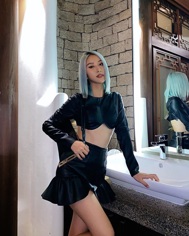 Người đẹp sinh năm 1996 lăng xê mốt sắc xanh chủ đạo của năm 2020 với mái tóc xanh ép thẳng.