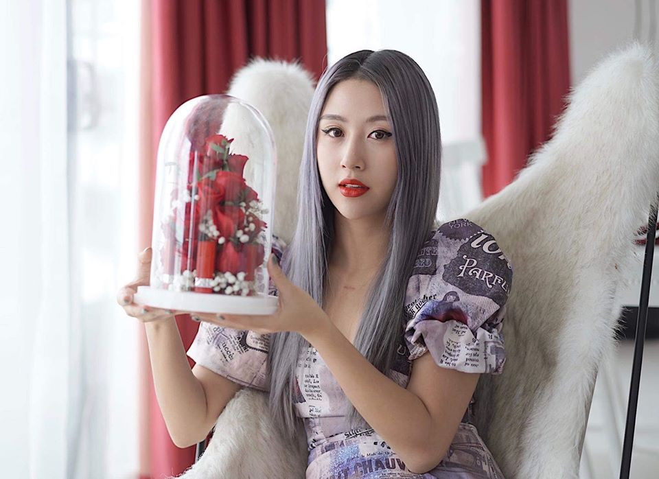 Nữ fashionista cũng từng gây sốt với màu tóc ánh tím đầy nữ tính này. Ảnh: FBNV. Mời độc giả xem video "Bí quyết làm đẹp của sao Việt". Nguồn: VTC.