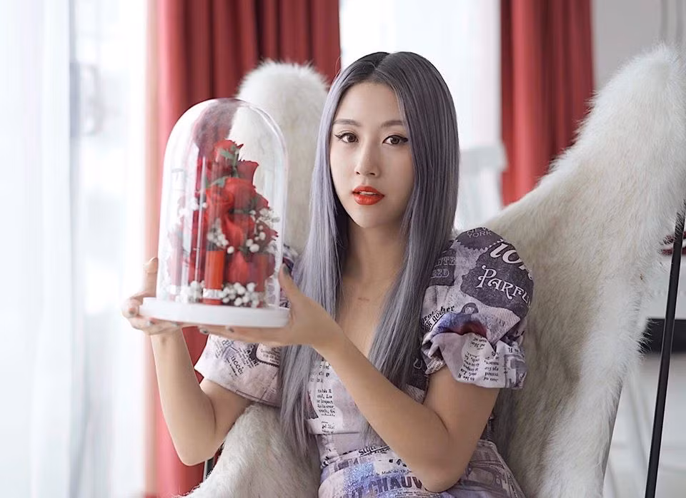 Nữ fashionista cũng từng gây sốt với màu tóc ánh tím đầy nữ tính này. Ảnh: FBNV. Mời độc giả xem video "Bí quyết làm đẹp của sao Việt". Nguồn: VTC.