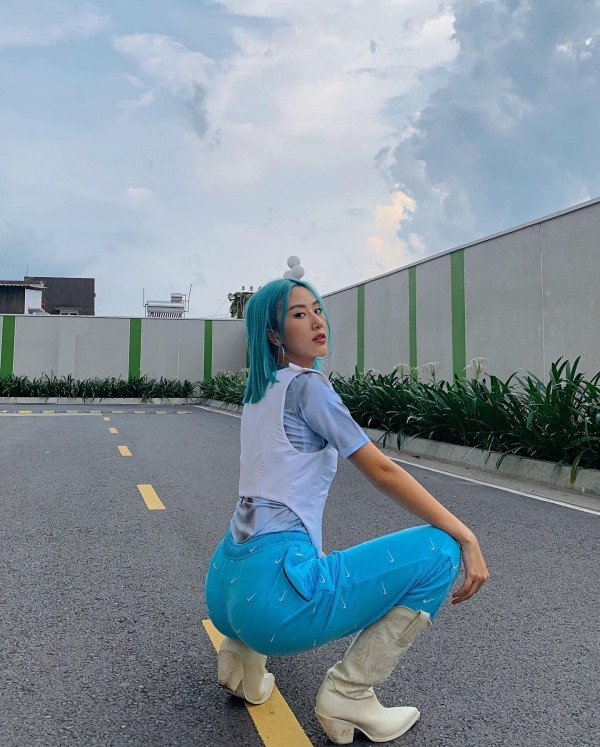 Quỳnh Anh Shyn nhuộm tóc màu xanh pastel nổi bật, biến hóa thành một cô gái năng động, trẻ trung nhưng vẫn vô cùng nhẹ nhàng.