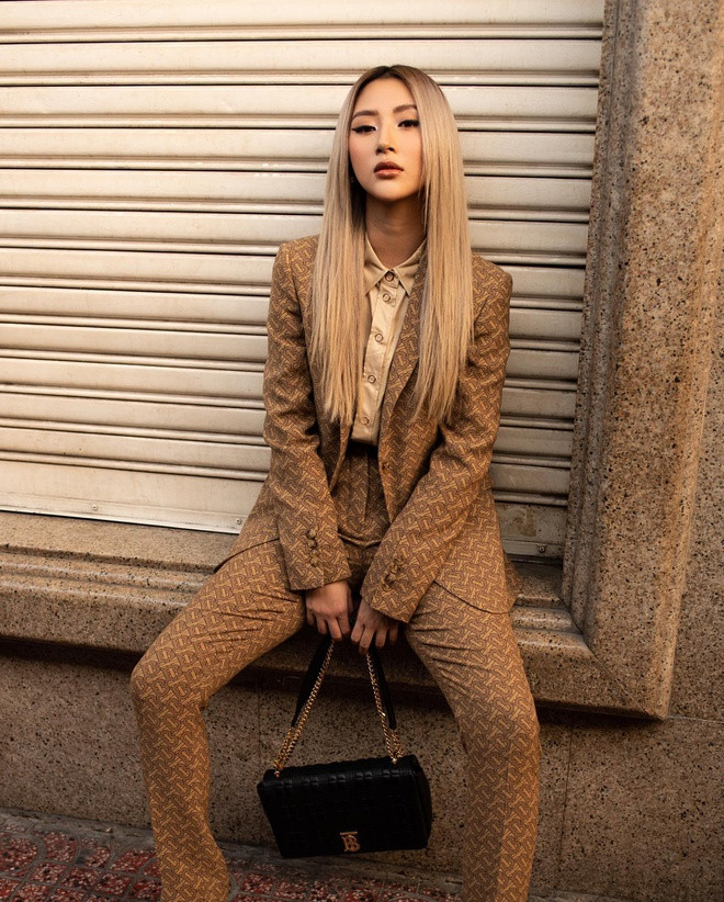 Cô nàng cũng từng khiến nhiều người phải trầm trồ với việc nhuộm màu bạch kim hot trend. Quỳnh Anh Shyn hóa thân thành quý cô thời thượng trên phố với kiểu tóc ép thẳng màu bạch kim, kết hợp diện suit màu nâu vàng cổ điển.