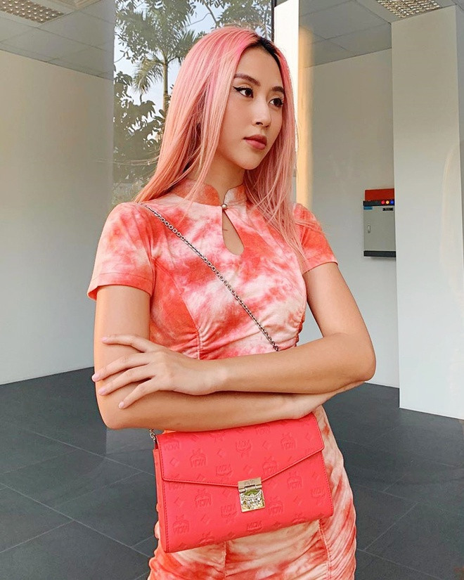 Nàng fashionista thường xuyên nhuộm tóc màu nổi bật và kết hợp hài hòa cùng trang phục.