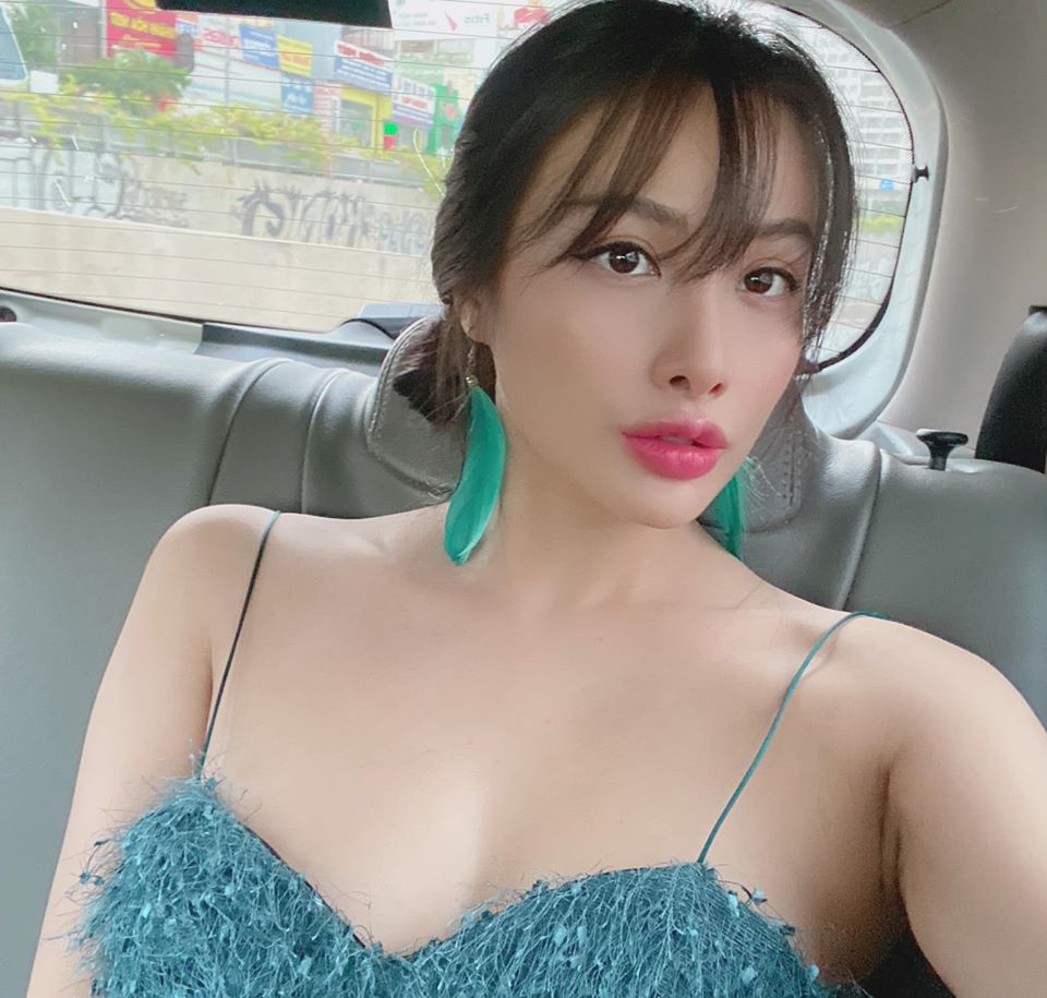 Sở hữu thân hình nóng bỏng, Yaya Trương Nhi hiện là một trong những mỹ nhân sexy nhất showbiz khi thường xuyên đăng ảnh ăn mặc gợi cảm khoe khéo vóc dáng.