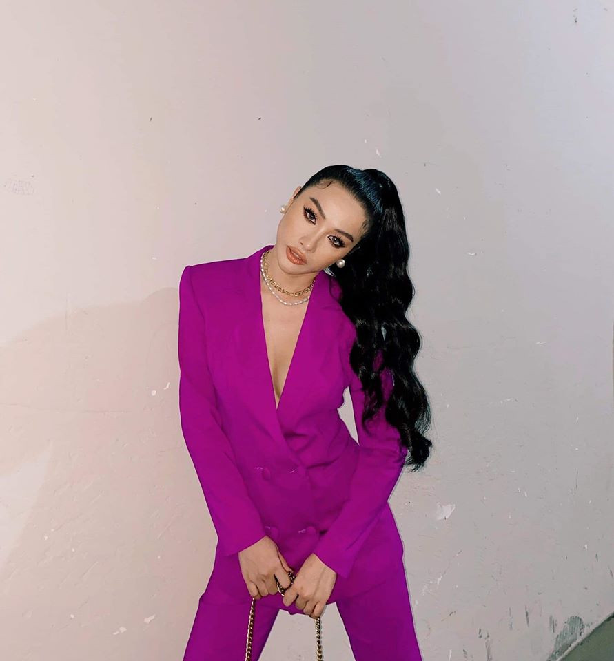 Sở hữu chiều cao 1,68m cùng số đo 3 vòng cân đối, Yaya Trương Nhi thường xuyên cập nhật hình ảnh ăn mặc gợi cảm trên trang cá nhân.