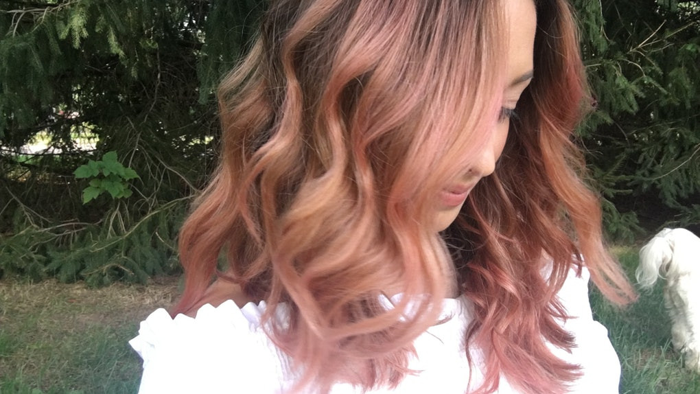 Kiểu tóc nhuộm màu khói pha chút tông hồng (Dusty pink) nằm trong bảng danh sách những màu sắc đẹp nhất năm 2020. Màu tóc này là sự kết hợp thú vị và mới lạ trong mùa mốt xuân.