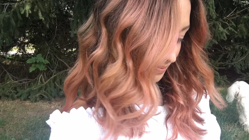 Kiểu tóc nhuộm màu khói pha chút tông hồng (Dusty pink) nằm trong bảng danh sách những màu sắc đẹp nhất năm 2020. Màu tóc này là sự kết hợp thú vị và mới lạ trong mùa mốt xuân.