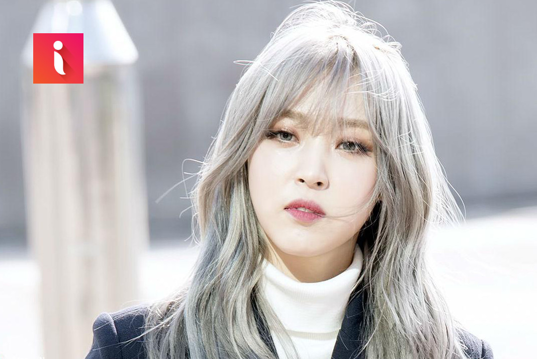 Ngoài màu tóc xanh, theo tờ Cosmopolitan, xám khói là màu tóc được ưa chuộng những ngày đầu năm 2020. Đây là sự kết hợp giữa màu trắng và xám tạo nên sự hòa quyện ăn ý, giúp phái nữ dễ dàng thu hút ánh nhìn từ người đối diện.