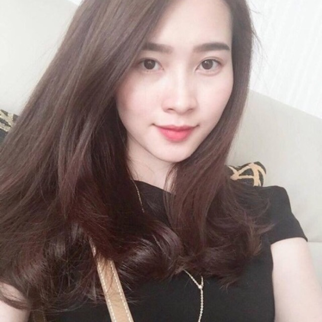 Nâu socola là gam màu phổ biến và dễ nhìn cho phái nữ trong mỗi dịp xuân về. Với gam màu tóc này, chỉ cần tô điểm một chút son màu đất, má hồng sẽ khiến gương mặt trông thu hút. Nâu socola rất được giới trẻ Hàn Quốc ưa chuộng.