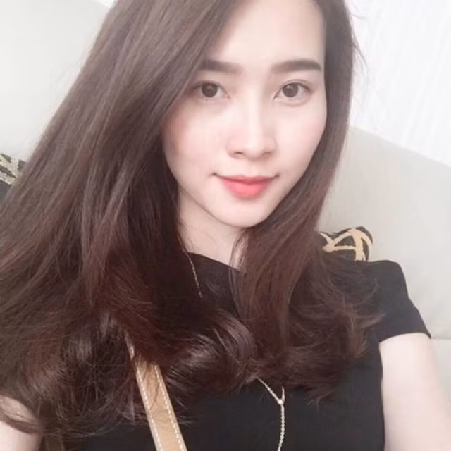 Nâu socola là gam màu phổ biến và dễ nhìn cho phái nữ trong mỗi dịp xuân về. Với gam màu tóc này, chỉ cần tô điểm một chút son màu đất, má hồng sẽ khiến gương mặt trông thu hút. Nâu socola rất được giới trẻ Hàn Quốc ưa chuộng.