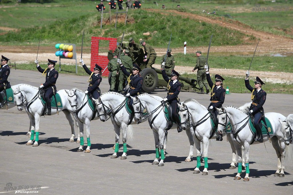 Những chú ngựa trong đội nữ kỵ binh Nga được huấn luyện rất tỉ mỉ. Chúng có thể đi theo nhiều đội hình khác nhau đều tăm tắp.