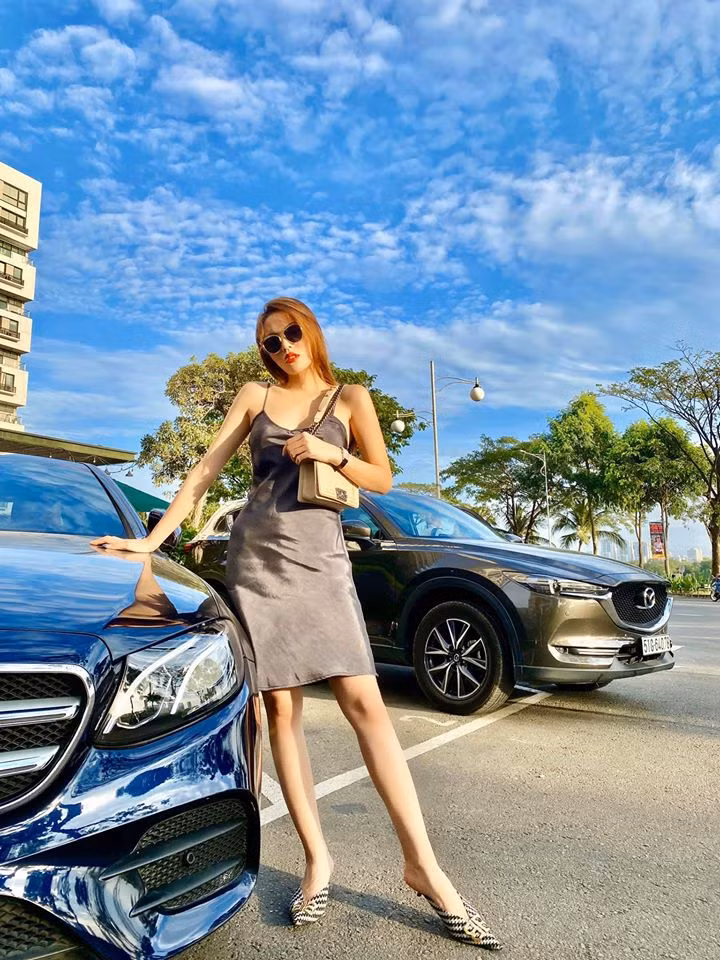 Ngày thường, cô cũng chăm diện các kiểu đầm hai dây mát mẻ mỗi khi ra ngoài. Ảnh: FBNV. Mời độc giả theo dõi video "Minh Hằng chia sẻ về phong cách thời trang". Nguồn: VTC.
