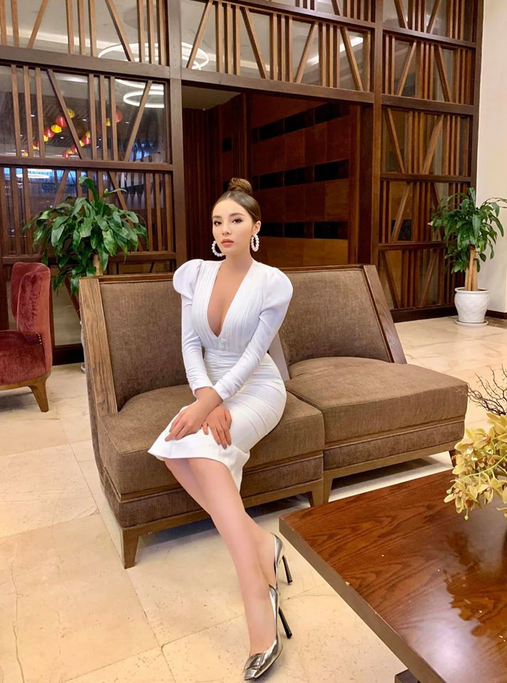 Váy hở vai, hở vòng một hay xẻ tà cao thường xuyên đồng hành cùng Kỳ Duyên khi tham dự sự kiện hậu dao kéo.