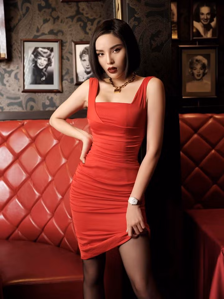 Chiếc đầm đỏ ôm sát tôn lên đường cong nóng bỏng của người đẹp gốc Nam Định.