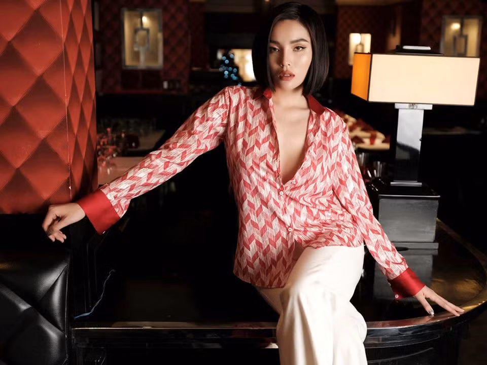 Có khi, mỹ nhân 24 tuổi sẽ chuyển sang kết thân với phong cách menswear cá tính nhưng vẫn gợi cảm và sang chảnh ngút ngàn. Đối với những thiết kế áo sơmi vốn đơn điệu, Kỳ Duyên luôn hô biến chúng trở thành món đồ mang đến vẻ sexy nghẹt thở bằng cách buông hờ vài cúc áo.