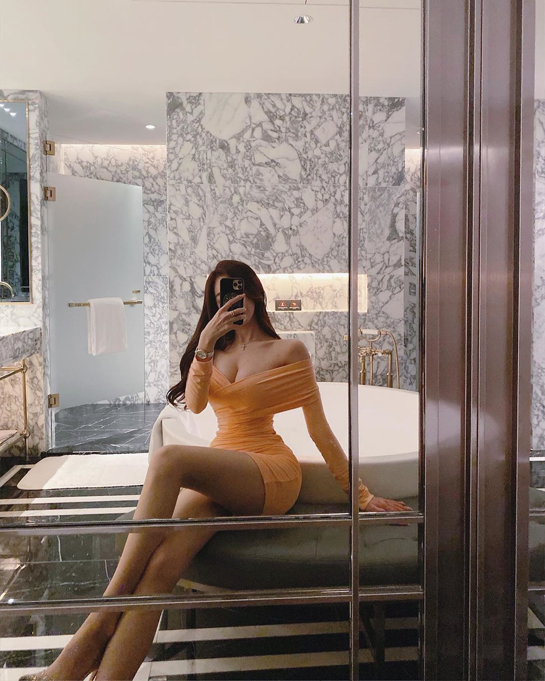 Bởi có đôi chân dài thon thả nên Ange Vivi không ngần ngại mặc thiết kế bodycon dài quá đầu gối.