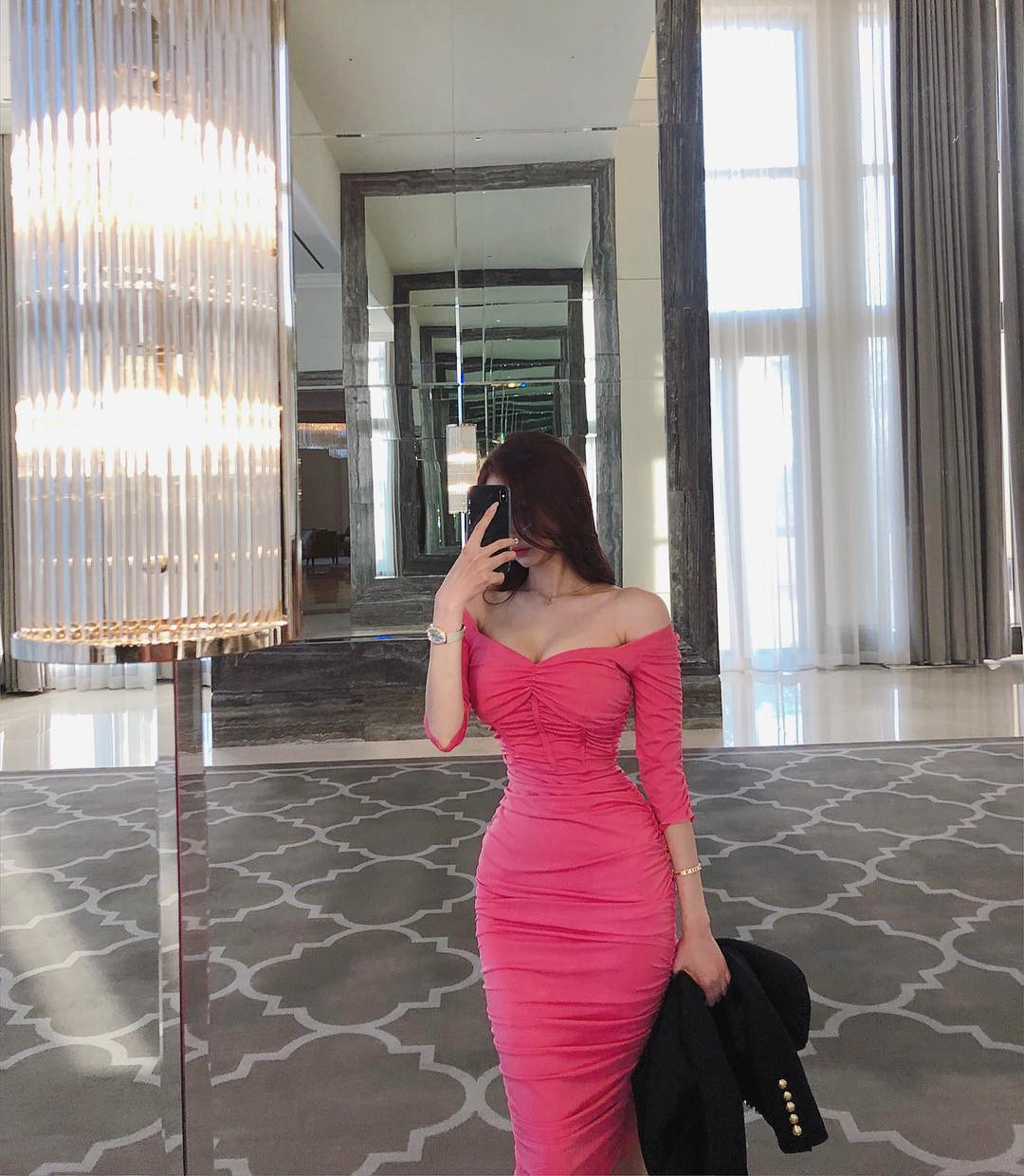 Khi mới sử dụng Instagram, phong cách thời trang của Ange Vivi vẫn chưa được định hình và có phần sến súa, tuy nhiên sau đó cô đã thay đổi cách ăn mặc theo hướng quyến rũ và trưởng thành hơn.