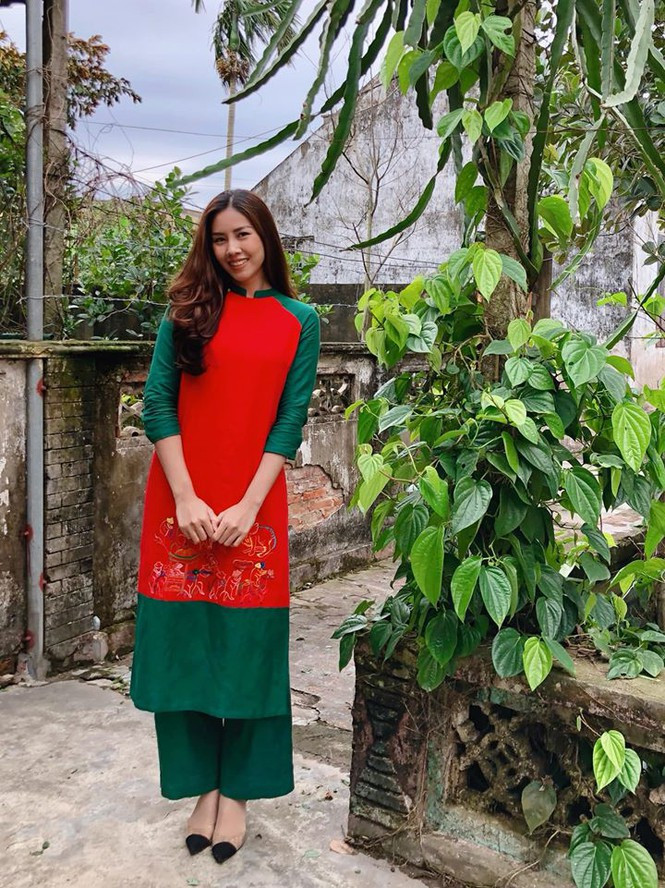 Người đẹp biển Nguyễn Thị Loan dịu dàng với tà áo dài khi về quê ăn Tết ở Thái Bình.