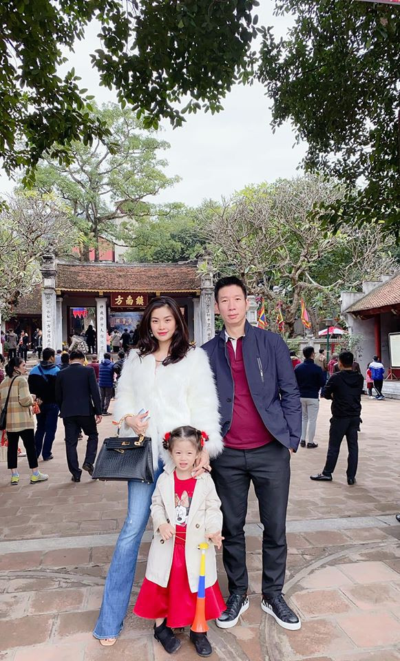 Á hậu Diễm Trang và chồng đưa con gái đi du Xuân ngày mùng 2 Tết.