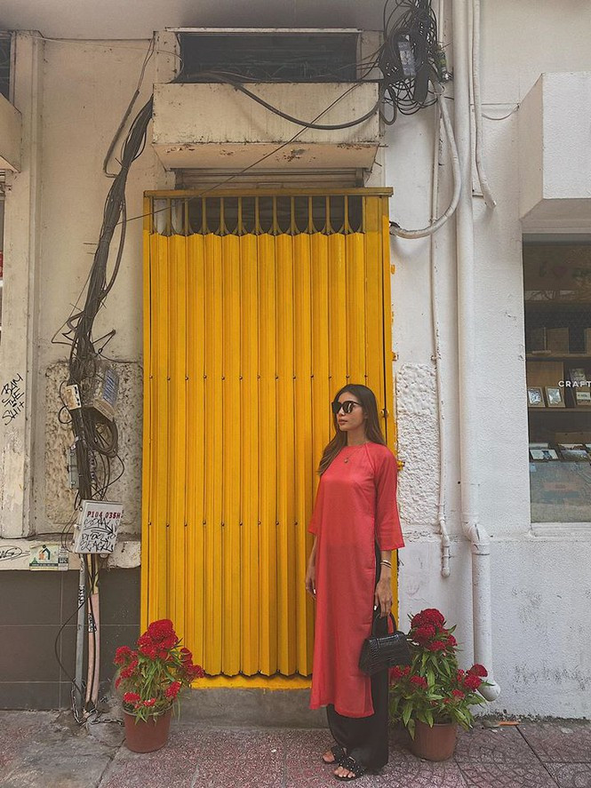 Minh Tú diện áo dài kiểu dáng độc đáo trong ngày mùng 2 Tết. 