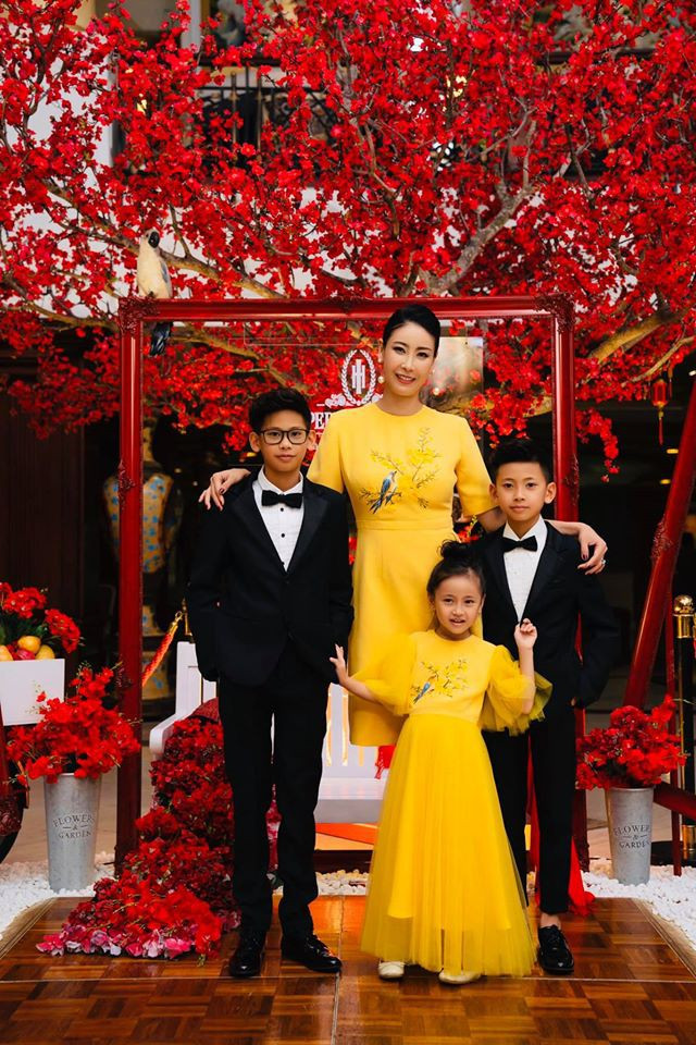 Hoa hậu Hà Kiều Anh khoe sắc bên ba con trong ngày mùng 2 Tết.