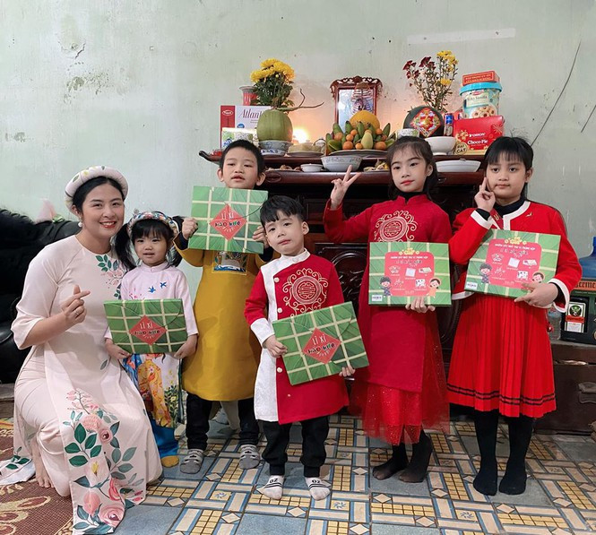 Thay vì lì xì, Hoa hậu Ngọc Hân tặng trẻ con hộp đồ chơi truyền thống vô cùng ý nghĩa và sáng tạo.