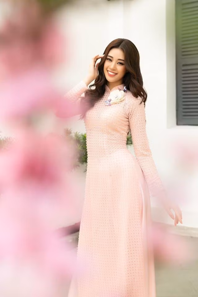 Hoa hậu Khánh Vân khoe dáng xinh ngày mùng 2 Tết trong tà áo dài màu hồng.