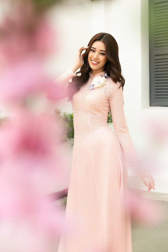 Hoa hậu Khánh Vân khoe dáng xinh ngày mùng 2 Tết trong tà áo dài màu hồng.