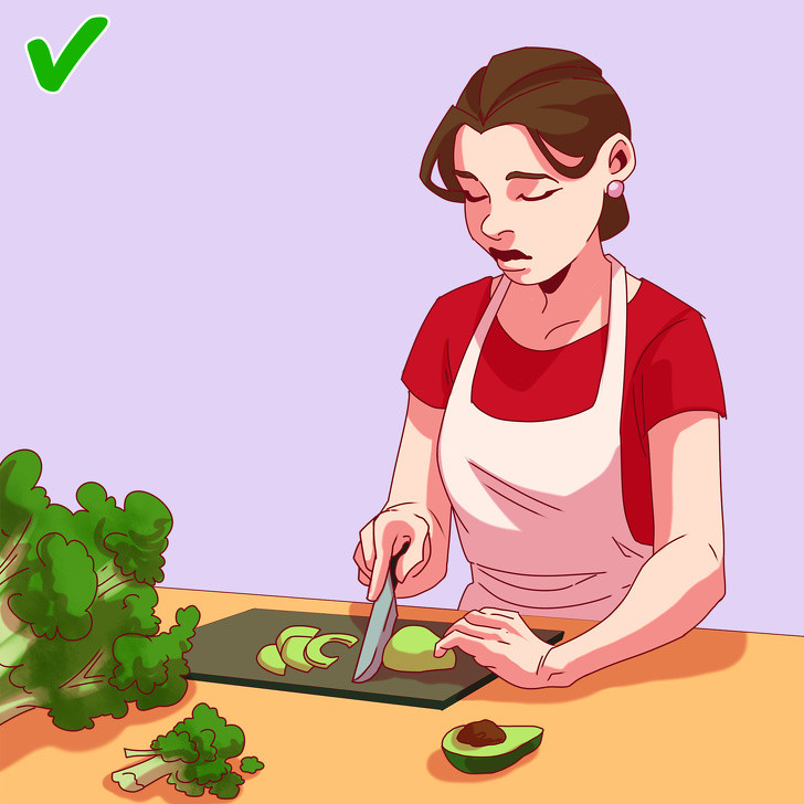 Thêm quả rau củ vào chế độ ăn: Đậu đen, cải Brussels, quả bơ, bông cải xanh, táo và cà rốt đều có một thành phần đặc biệt được gọi là chất xơ hòa tan. Nó không chỉ tốt cho việc giữ dáng, mà còn có lợi cho sức khỏe nói chung. Một nghiên cứu cho thấy cứ tăng 10 gram chất xơ này, lượng mỡ trong cơ thể bạn sẽ giảm 3,7%.