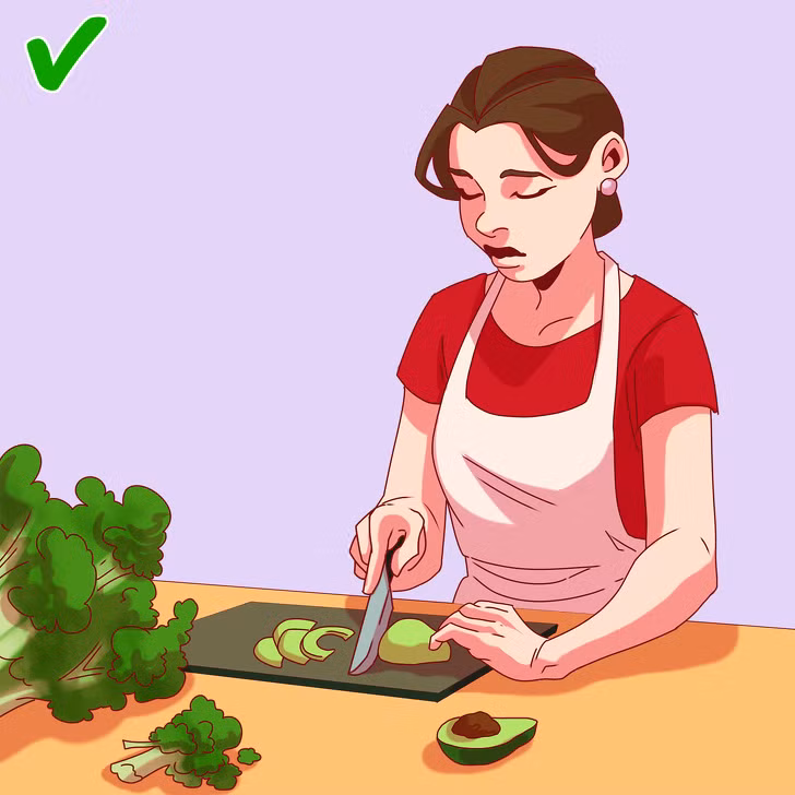 Thêm quả rau củ vào chế độ ăn: Đậu đen, cải Brussels, quả bơ, bông cải xanh, táo và cà rốt đều có một thành phần đặc biệt được gọi là chất xơ hòa tan. Nó không chỉ tốt cho việc giữ dáng, mà còn có lợi cho sức khỏe nói chung. Một nghiên cứu cho thấy cứ tăng 10 gram chất xơ này, lượng mỡ trong cơ thể bạn sẽ giảm 3,7%.