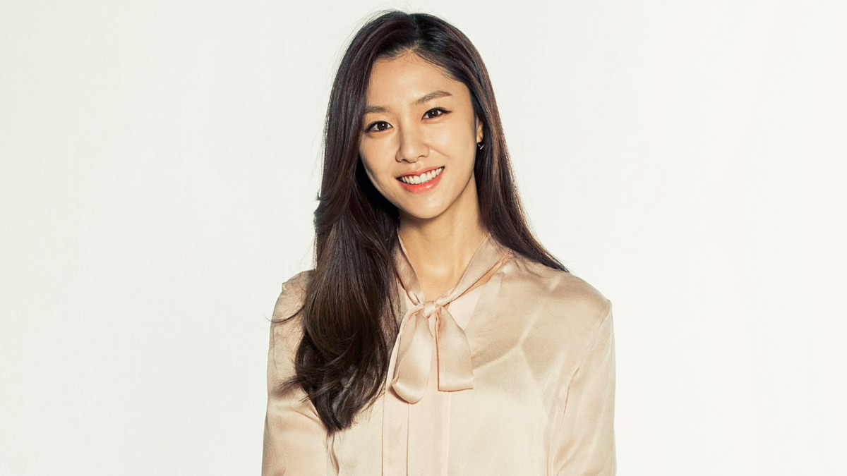 Ngoài đời, người đẹp mặc áo sơ mi cách điệu đơn giản mà thanh lịch.