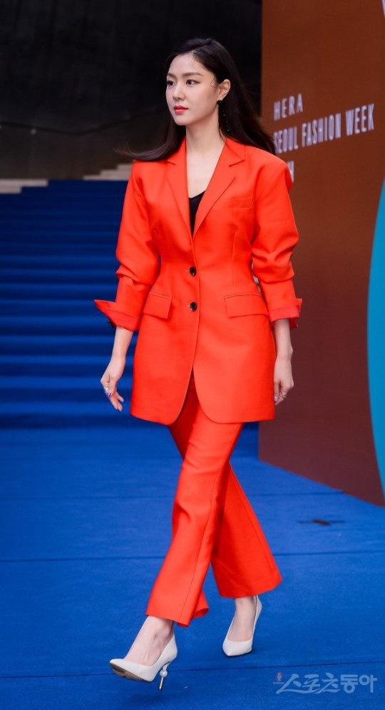 Cách ăn mặc tinh tế và thần thái sang chảnh giúp nữ phụ “Hạ cánh nơi anh” thu hút người đối diện.