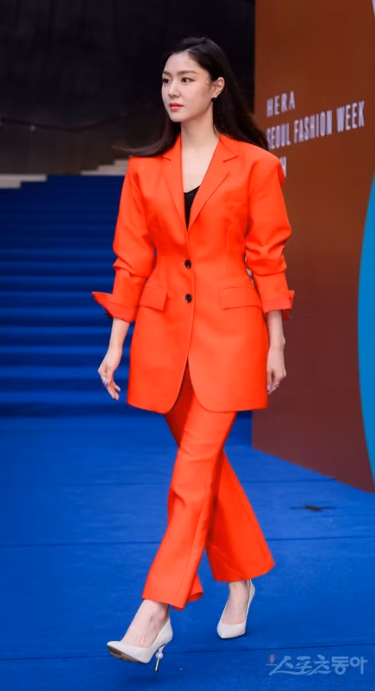 Cách ăn mặc tinh tế và thần thái sang chảnh giúp nữ phụ “Hạ cánh nơi anh” thu hút người đối diện.