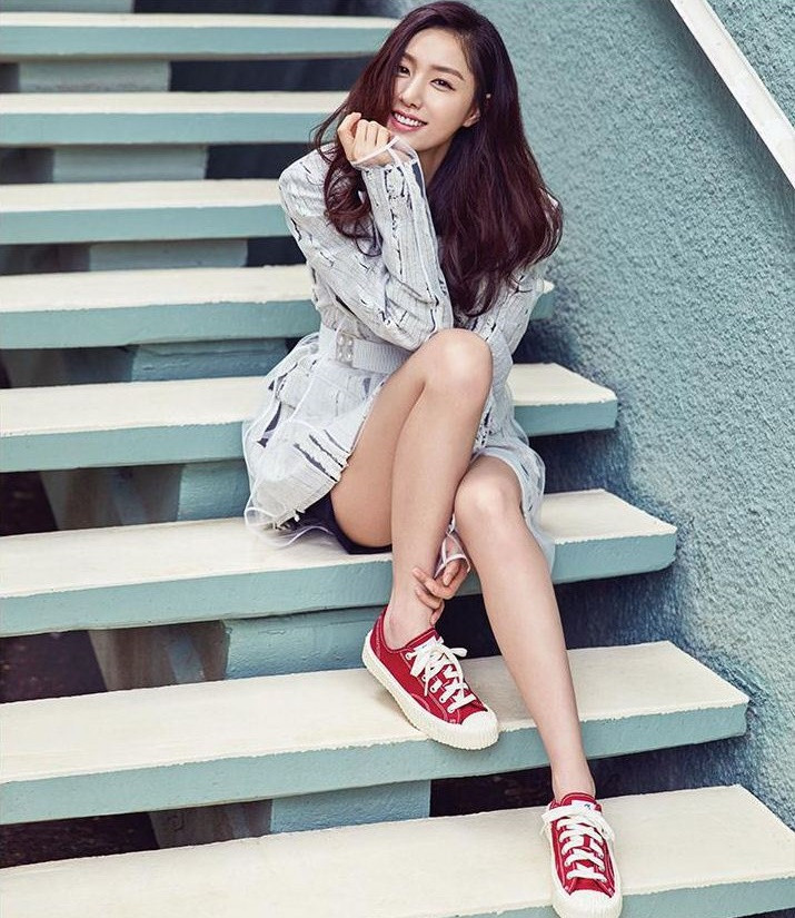 Thời trang áo giấu quần giúp nữ diễn viên khoe đôi chân dài miên man.