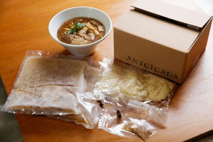 Mì ramen dế được đóng gói sẵn và bán trên thị trường nước ngoài như Phần Lan, Estonia. Mỗi phần ramen đóng gói sẵn bao gồm: mỳ, thịt xá xíu, măng, nước dùng và một con dế khô.