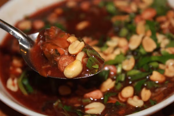 Sò huyết tươi sống được chẻ ruột lấy tiết từng con trước khi chế biến. Quyết định hơn cho món ăn ngon là cách gia giảm, kết hợp nguyên liệu khi chế biến để tạo nên sự hấp dẫn riêng cho món. Ngoài rau nêm ngò gai, ngò om thường thấy, tiết canh sò huyết còn ăn kèm với nước xốt mù tạt.