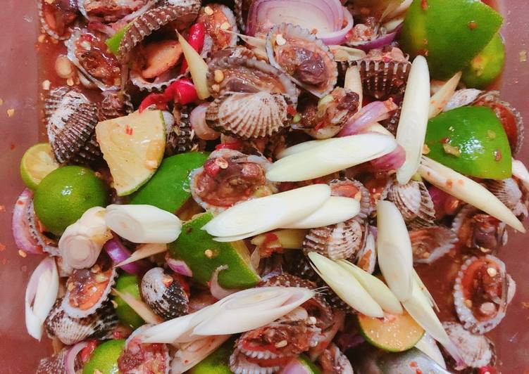 Người sành ăn lấy sò huyết ướp đá để sò “há miệng” thì tách thịt khỏi vỏ. Củ hành tím được xắt khoanh mỏng ướp đá cho bớt vị nồng hoặc có người thích giữ nguyên vị nồng để tăng thêm vị ngon cho món ăn. Người huế rất ưa sử dụng gừng, xả trong thức ăn nên món gỏi sò huyết cũng được bổ sung hai thứ gia vị này. Nước giấm đường pha chế sao cho có vị chua và ngọt vừa miệng.