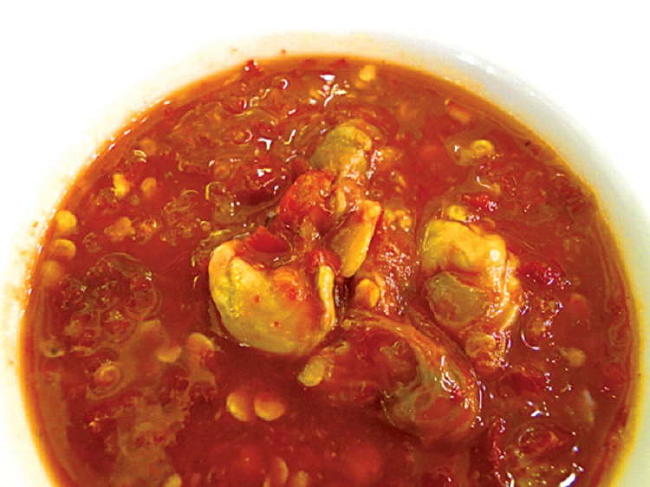 Mắm sò có thể ăn cùng với cơm trắng như một món ăn phụ. Những ngày mưa rả rích, bới chén cơm nóng hổi rồi chan thêm mắm sò, nhai ngấu nghiến ngon hơn bất cứ “cao lương mỹ vị” nào.