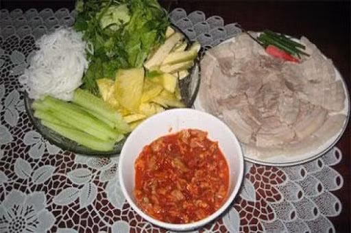 Mắn sò Lăng Cô trở thành món ăn nổi tiếng không nơi nào sánh được. Mắm sò múc ra có màu đỏ au, trông rất bắt mắt. Đặc biệt, mắm đặc sệt, còn nguyên ruột sò. Khi ăn, người ta cho thêm các gia vị như đường, bột ngọt, tỏi, ớt băm nhỏ hoặc cho thêm ít đu đủ bào. Mắm sò thơm ngon có thể ăn cùng cơm trắng hoặc làm nước chấm ăn với rau, bún và thịt ba chỉ.