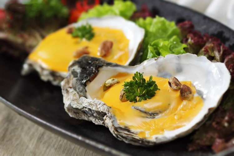 Món hàu: Có thể nói hàu là một đặc sản trứ danh của Lăng Cô không đâu sánh bằng. Hàu ở đây có vị rất đặc biệt, ngọt mặn đậm đà xen chút vị beo béo rất riêng. Ở Lăng Cô, có rất nhiều món hàu khác nhau cho bạn lựa chọn như hàu xào hành tây, hàu nướng mỡ hành, gỏi hàu... Món nào cũng ngon.