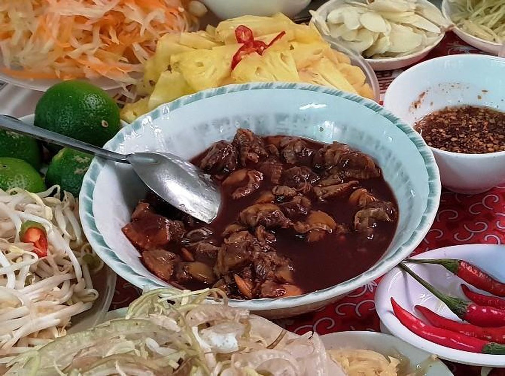 Tiết canh sò huyết: Món ngon đặc sắc này được chế biến dưới bàn tay khéo léo của người đầu bếp cùng những món gia vị cay nồng, ngọt béo không chỉ nổi tiếng ngon miệng mà còn bổ dưỡng. Sò huyết Lăng Cô nổi tiếng ngon nhất là vào tầm tháng 4 đến tháng 7, mùa biển lặng.
