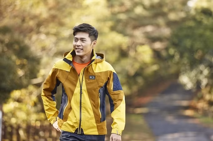 Anh trông khỏe khoắn và năng động hơn khi mặc đồ thể thao.