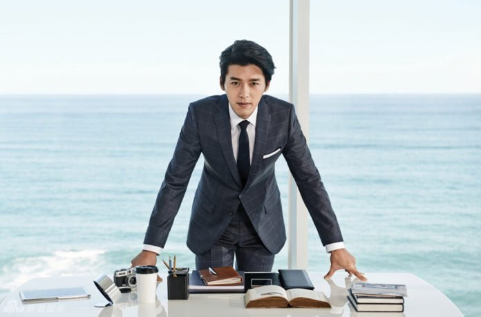 Diện vest bộ giúp Hyun Bin trông cực bảnh bao và lãng tử.