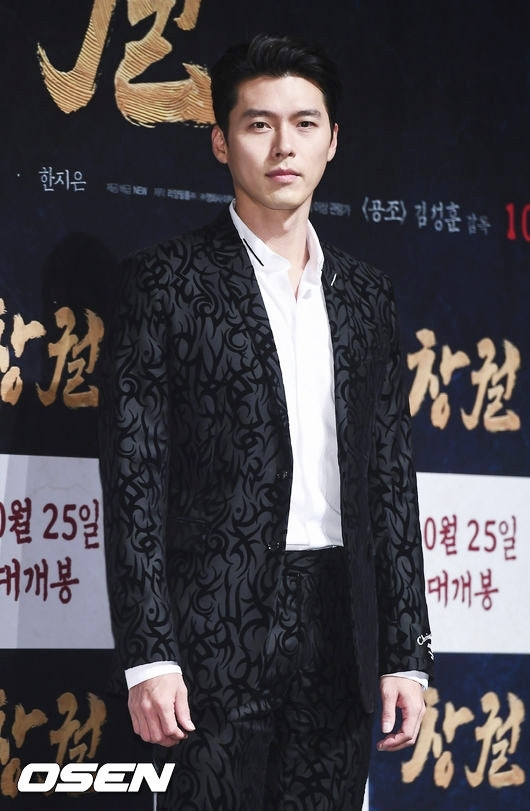 Hyun Bin là một người không cầu kỳ trong trang phục. Tuy nhiên, biết kết hợp những thứ đơn giản với nhau luôn giúp chàng tài tử điển trai nổi bật ở bất kỳ nơi đâu xuất hiện.