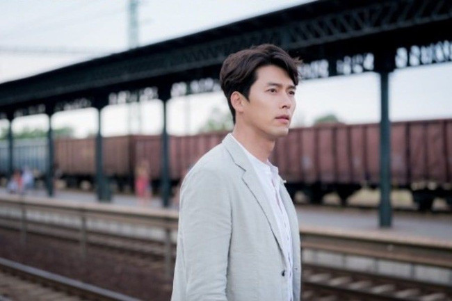 Hyun Bin ăn mặc đơn giản với vẻ ngoài thư sinh và trẻ trung.