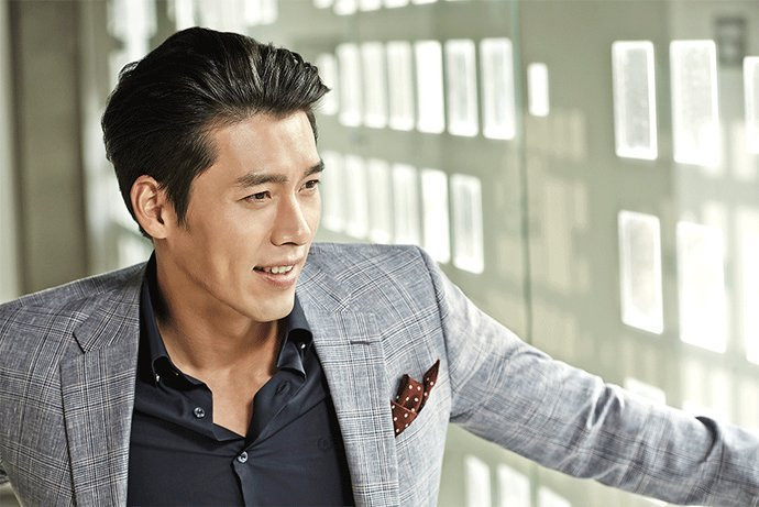 Bộ vest với tông màu ghi càng khiến Hyun Bin cuốn hút hơn.
