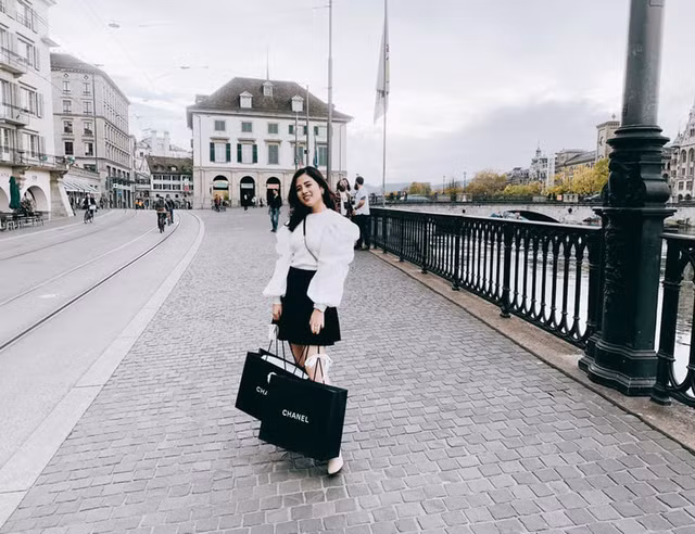 Nếu như khi lên sóng, cô nàng sinh năm 1994 thường diện áo váy lịch sự, kín đáo thì ngoài đời thường, 9X lại chuộng những những bộ trang phục nữ tính, gợi cảm.