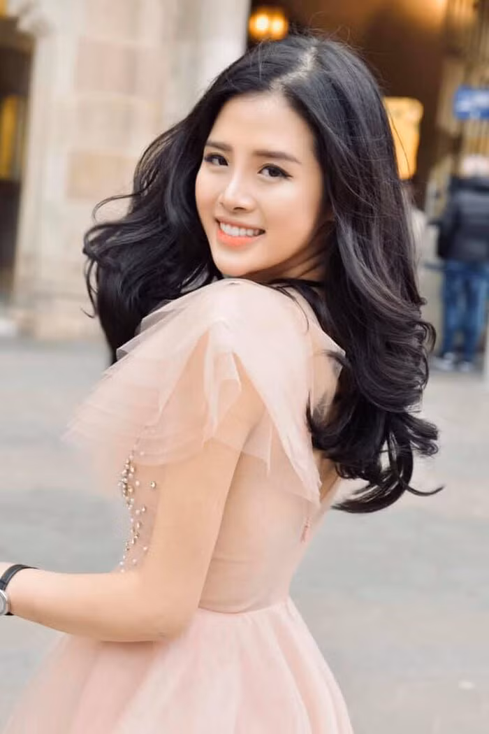 Người đẹp thường mặc các mẫu váy công chúa mềm mại, nữ tính.