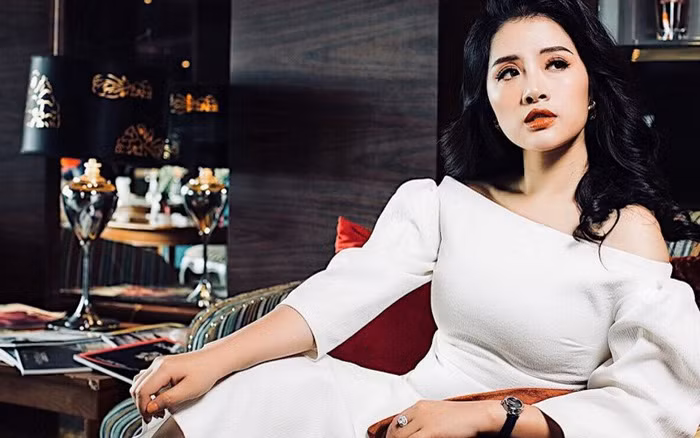 Ngoài đời, nữ MC còn gây ấn tượng với phong cách thời trang trẻ trung, thanh lịch.