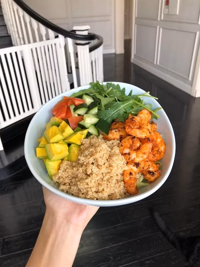 Salad gồm hạt quinoa, bơ, cà chua, tôm và rau arugula là bữa sáng lý tưởng giúp cung cấp đủ năng lượng cho ngày làm việc hiệu quả của Tăng Thanh Hà.